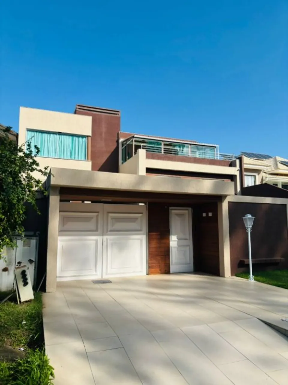 House with 5 bedrooms and a modern glass balcony — photo 15