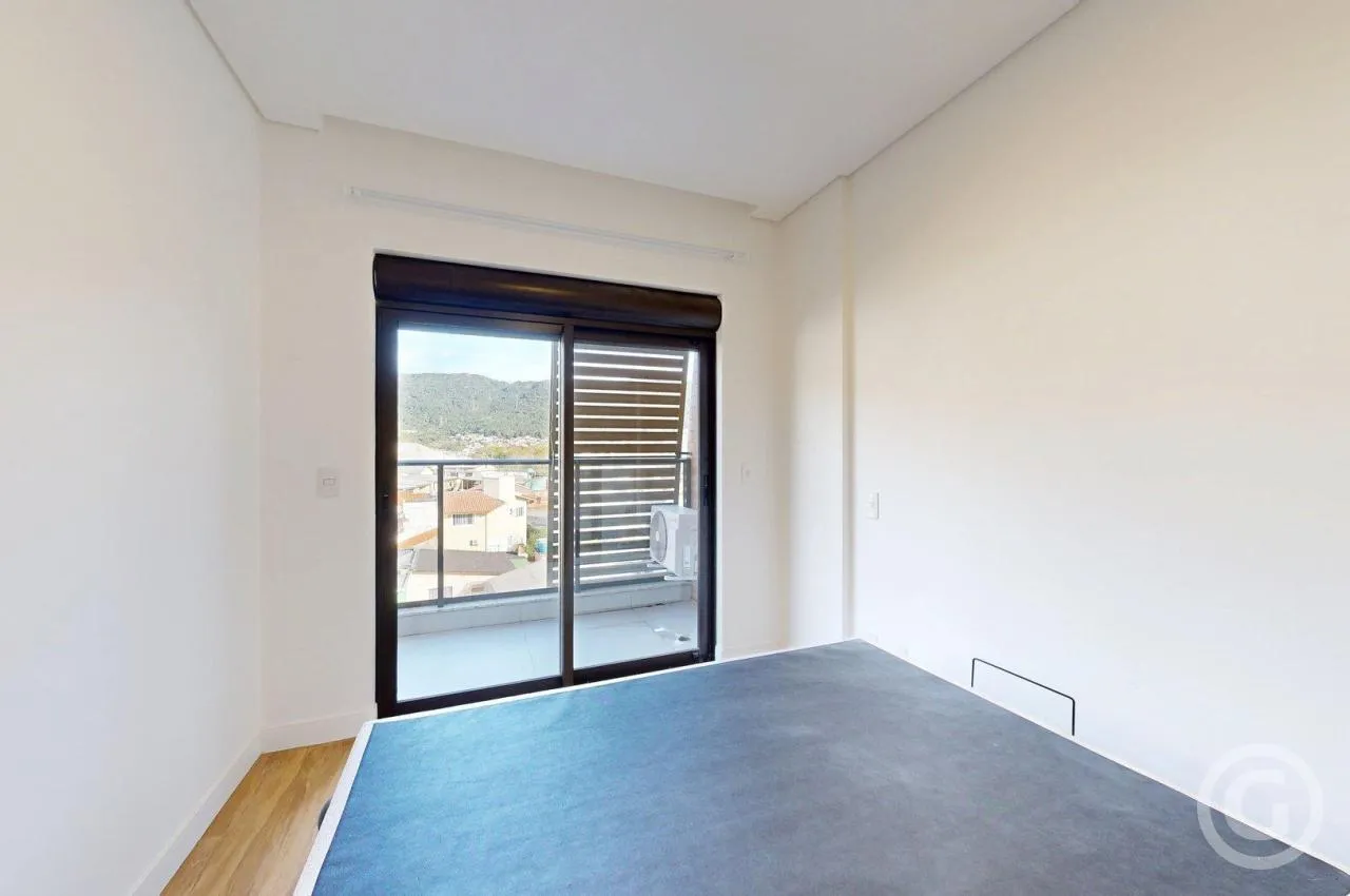 Apartment with 2 bedrooms and a glass-enclosed balcony — photo 3