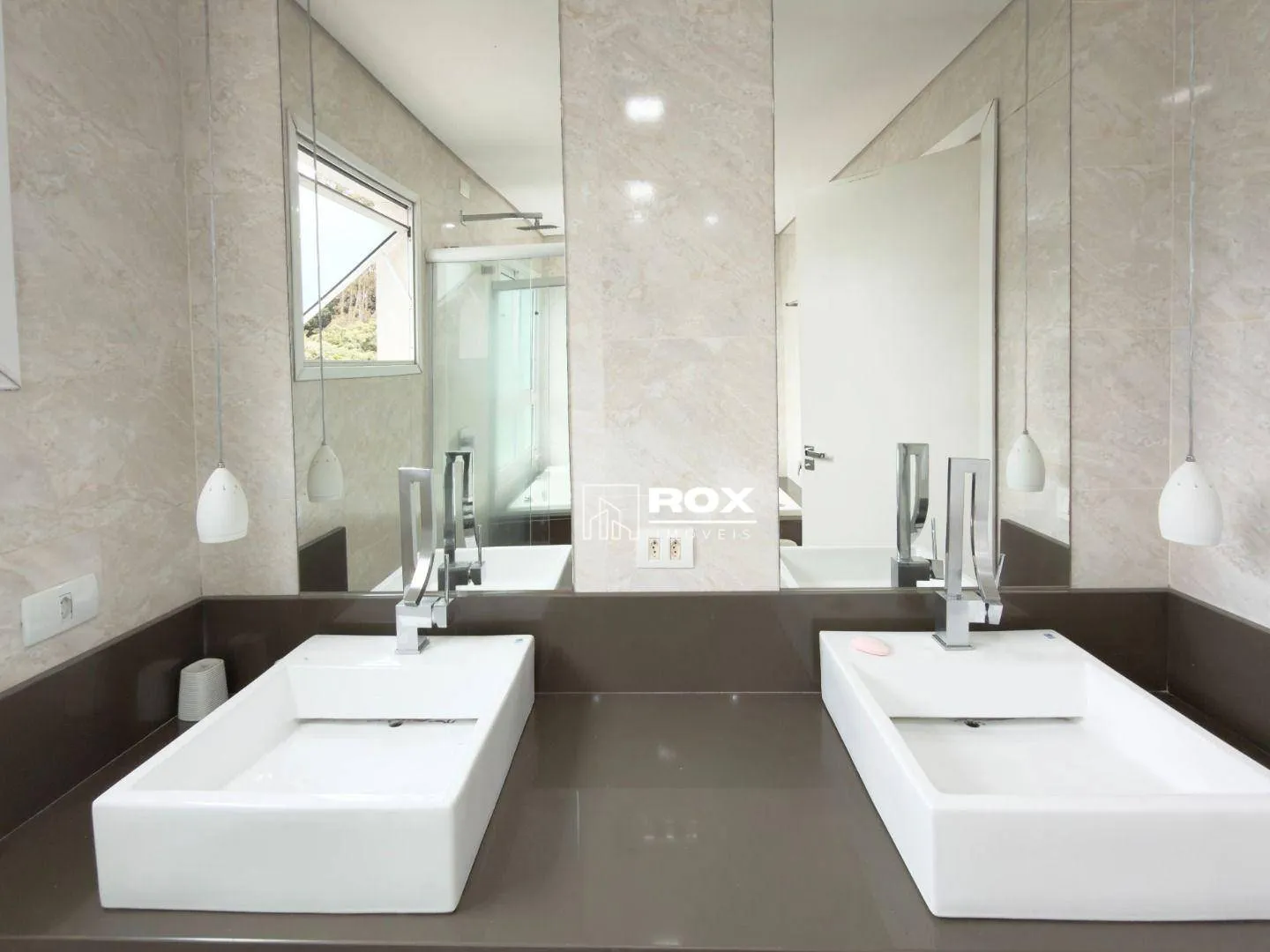 Furnished 322 m² house with 3 bedrooms and private garden — photo 28