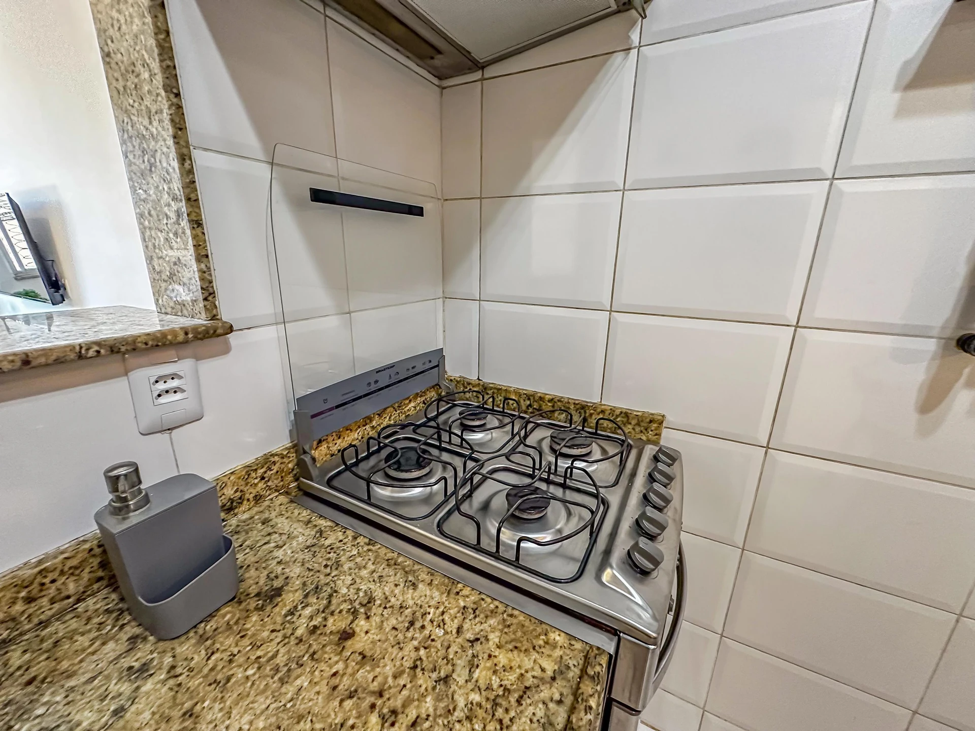 Furnished 1-bedroom apartment with an open kitchen — photo 21