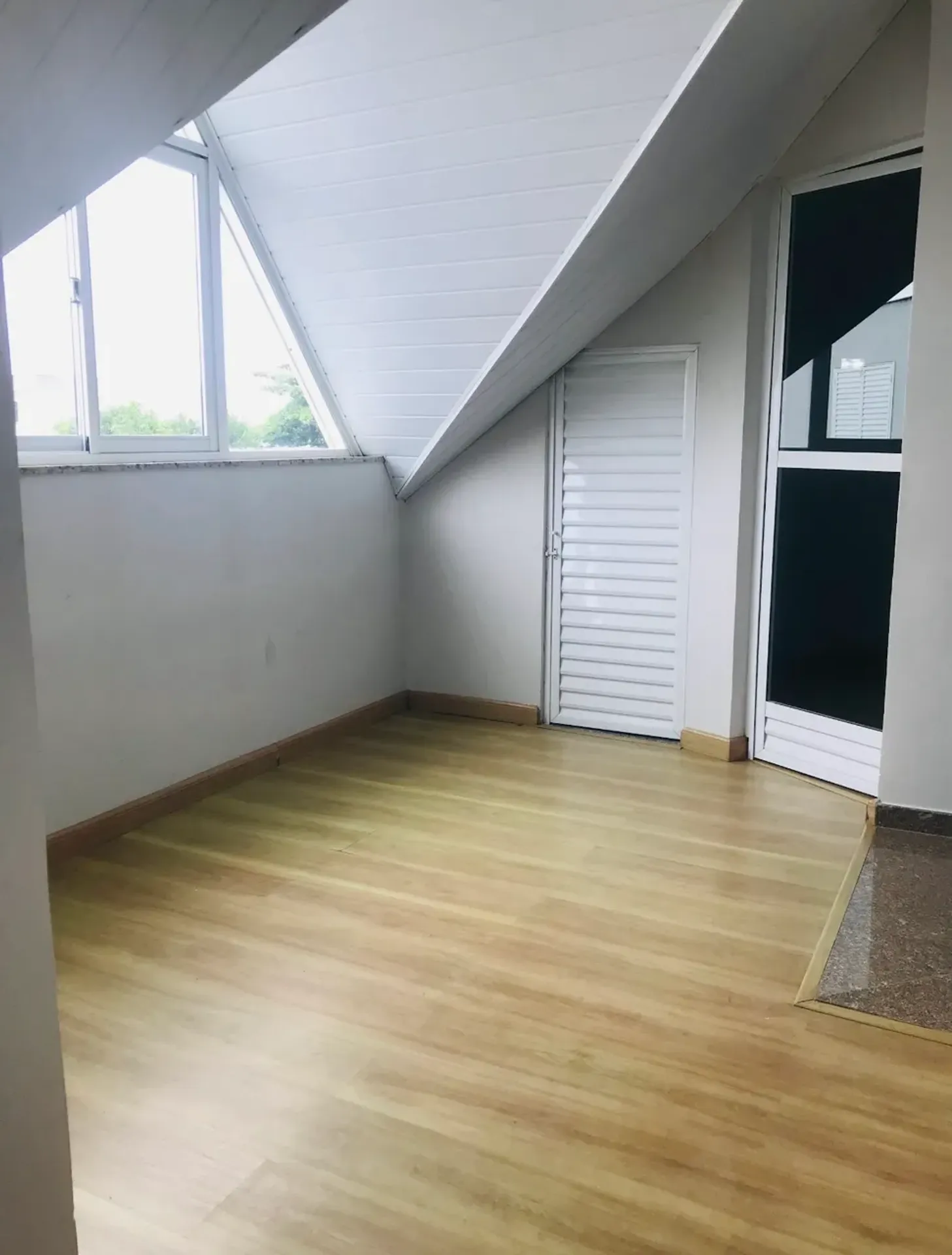 House with 4 bedrooms and 4 bathrooms and a separate kitchen — photo 24