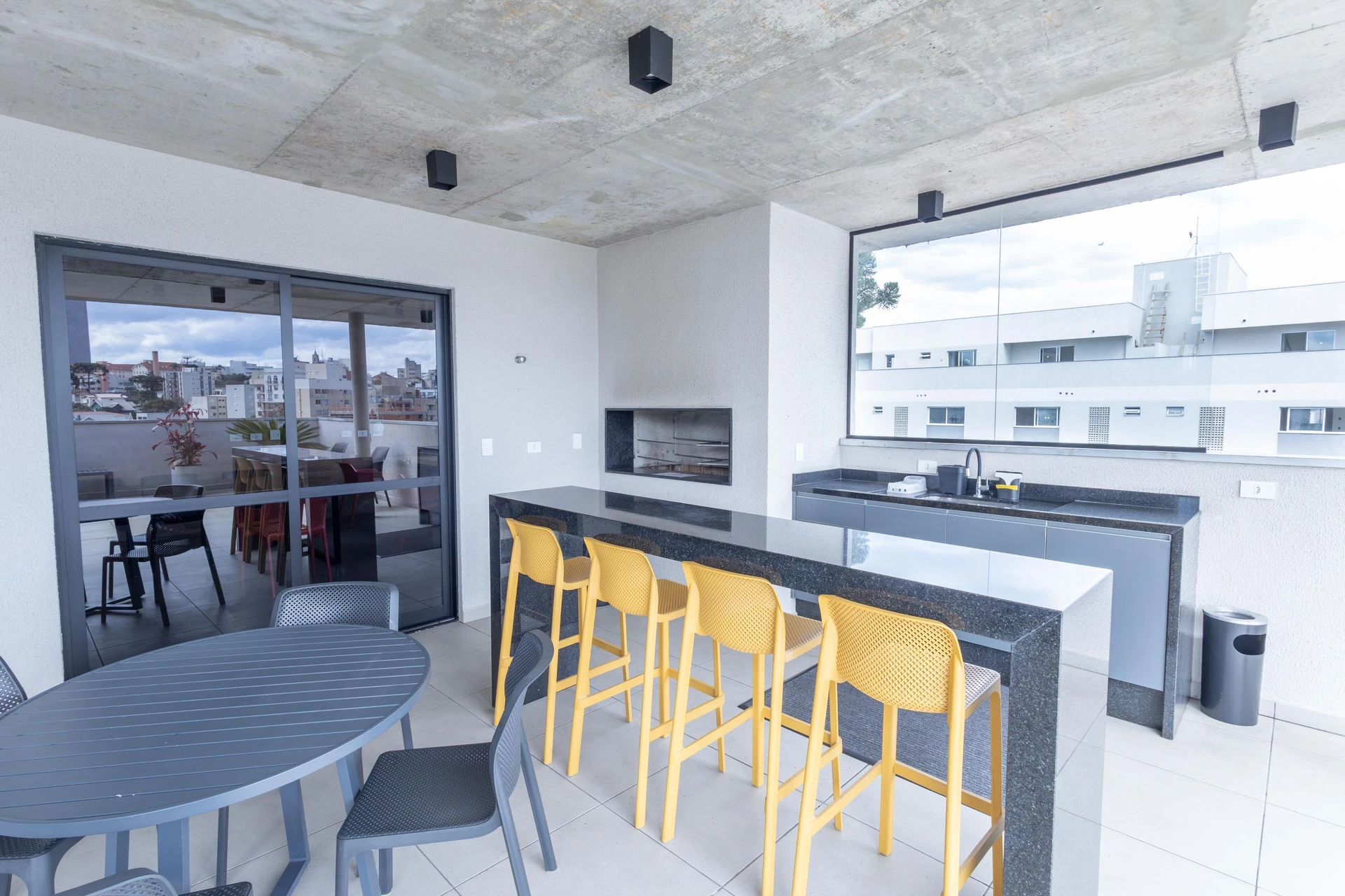 Apartamento mobiliado com 2 quartos e varanda