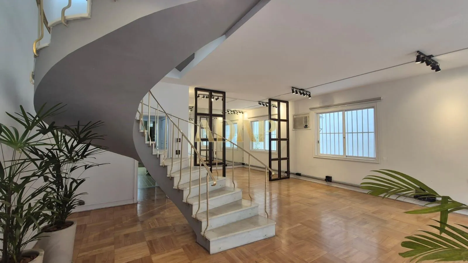525 m² apartment with a home office and a bathtub