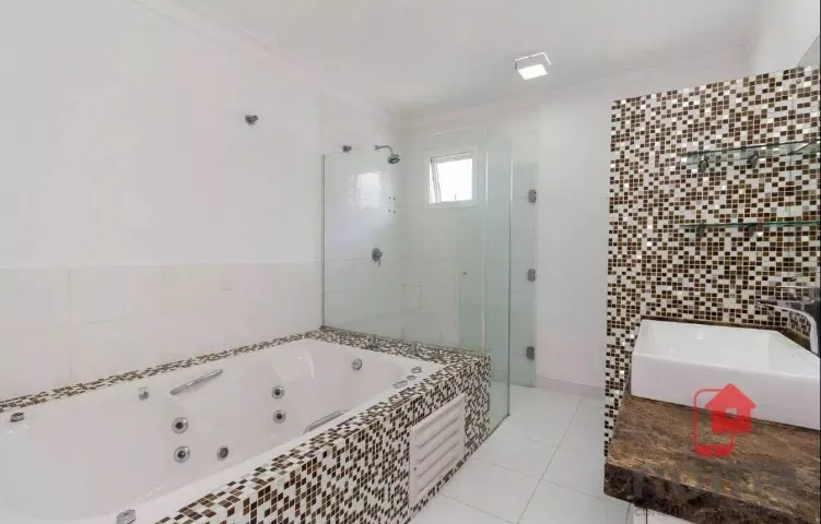 4-bedroom house with a bathtub in Curitiba — photo 8