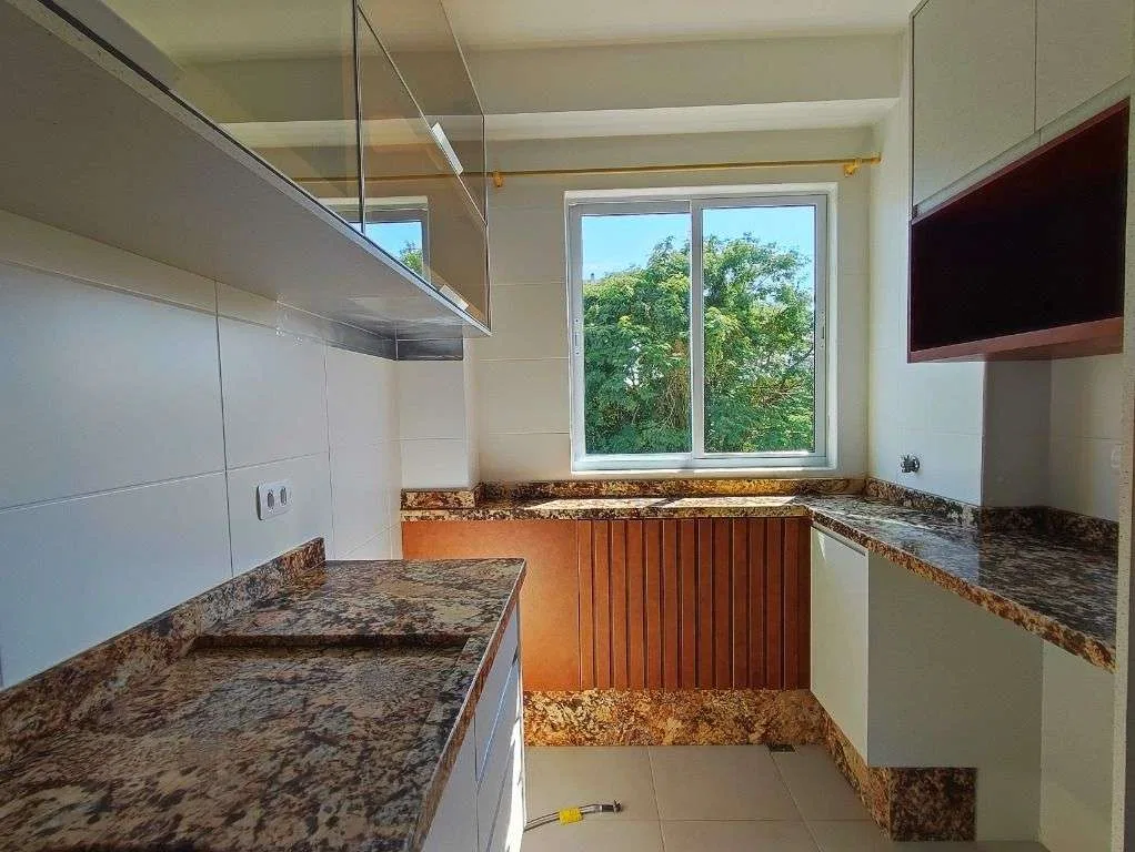 2-bedroom apartment with wood or laminate floors in Curitiba — photo 9