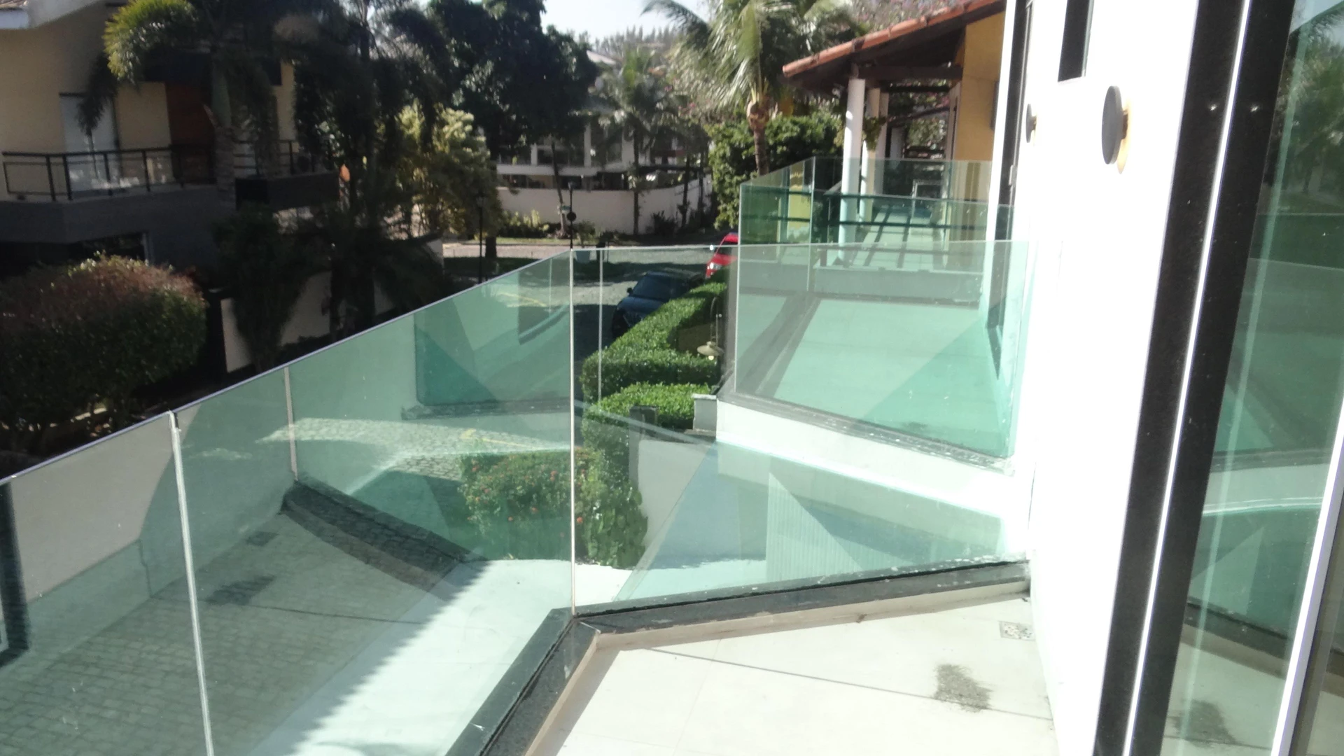 Casa de 384 m² com janelas do piso ao teto e varanda gourmet — photo 3