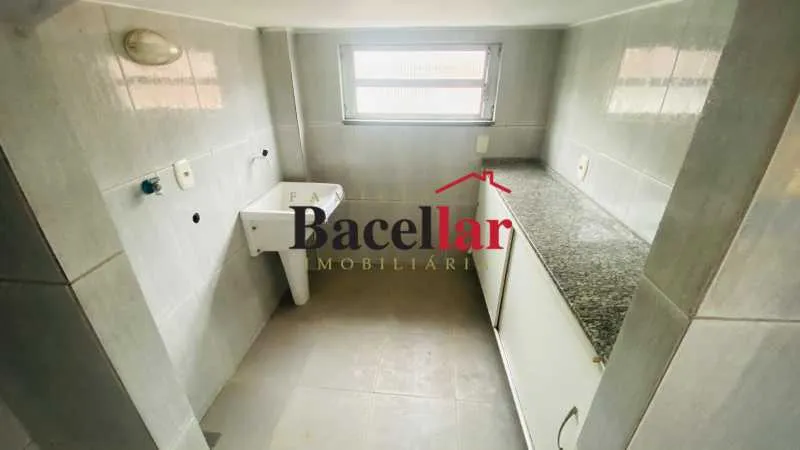 Wood or laminate floors in a 2-bedroom apartment, 83 m² — photo 8