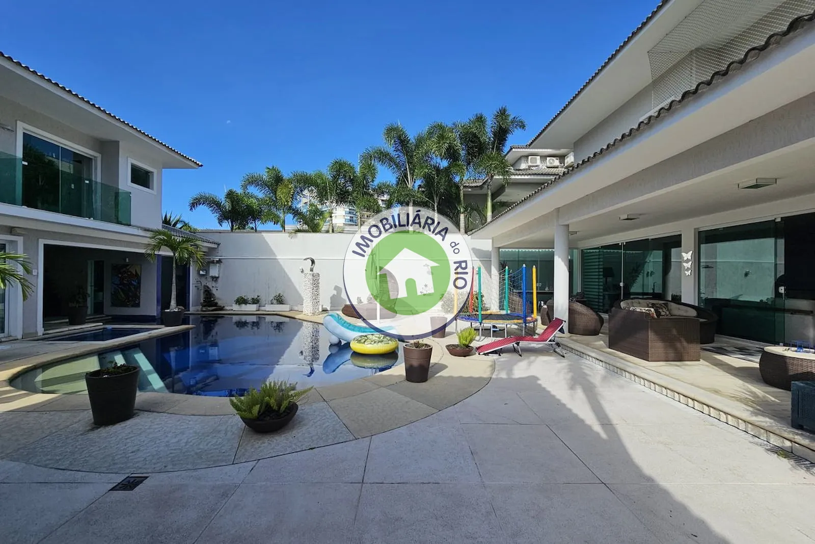 Casa com 5 quartos e 5 banheiros, cozinha fechada — photo 2