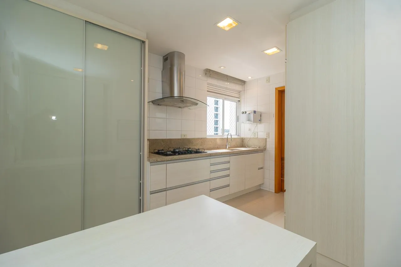 Unfurnished 3-bedroom apartment with glass balcony — photo 2