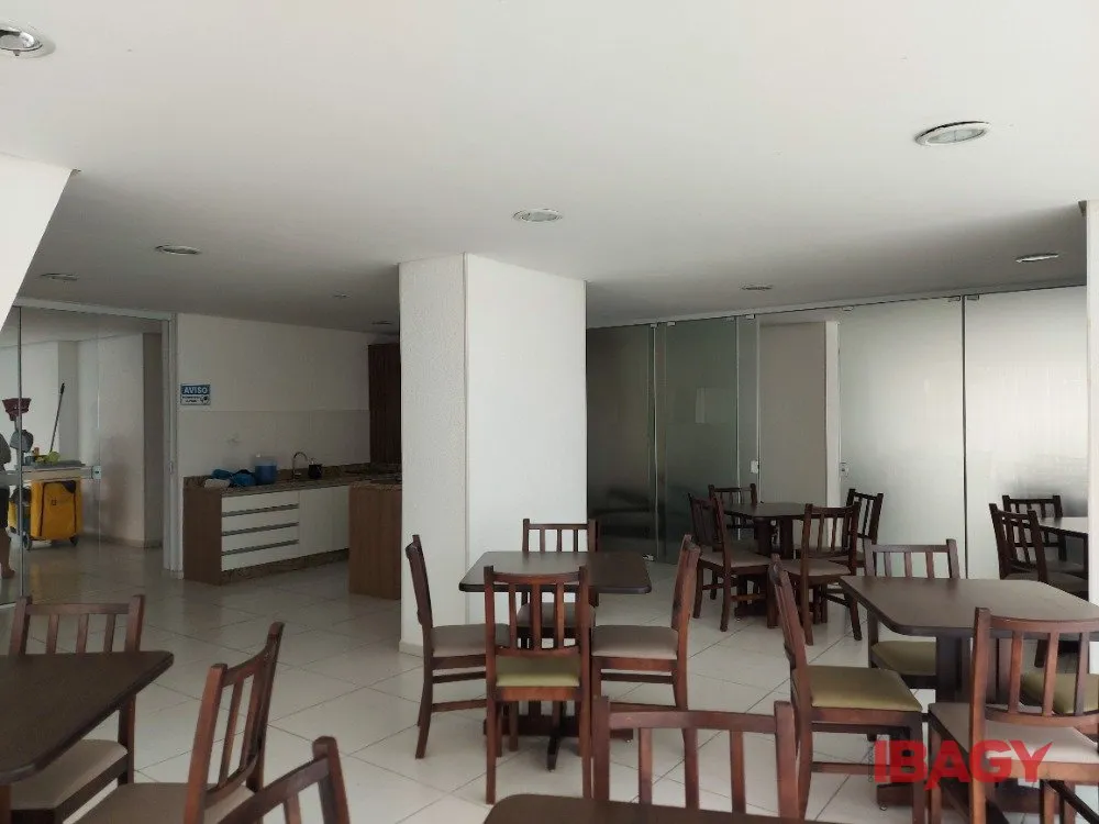 Furnished 95 m² apartment with 2 bedrooms and a desk — photo 33