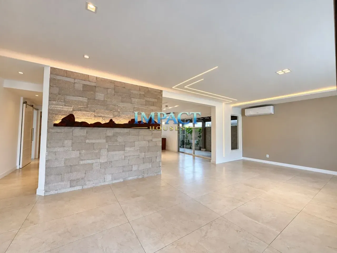 4-bedroom house with a walk-in closet