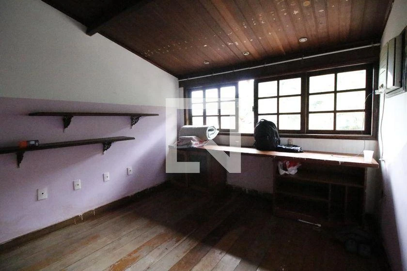 Casa de 500 m² com banheira e janelas do piso ao teto — photo 25
