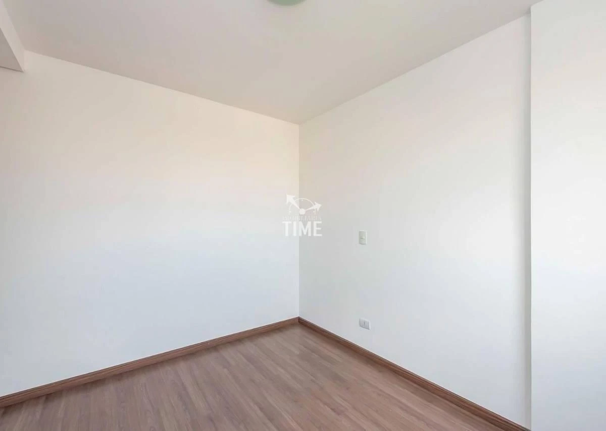 Wood or laminate floors in a 3-bedroom apartment, 69 m² — photo 44