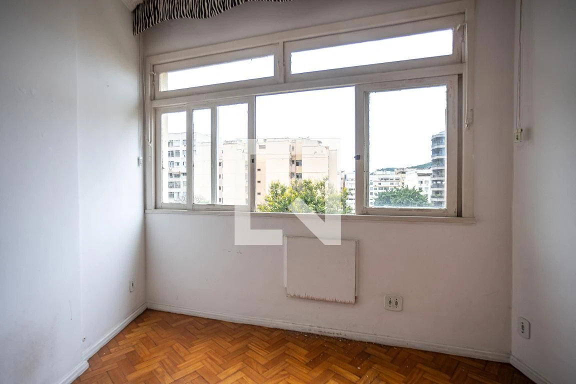 Wood or laminate floors in a 3-bedroom apartment, 85 m² — photo 16