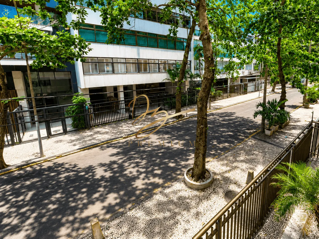 2-bedroom apartment with open-plan kitchen and balcony — photo 23