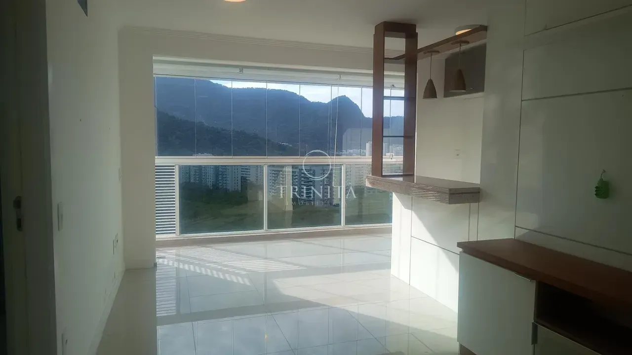 2-suite apartment with enclosed balcony and open-plan kitchen — photo 3