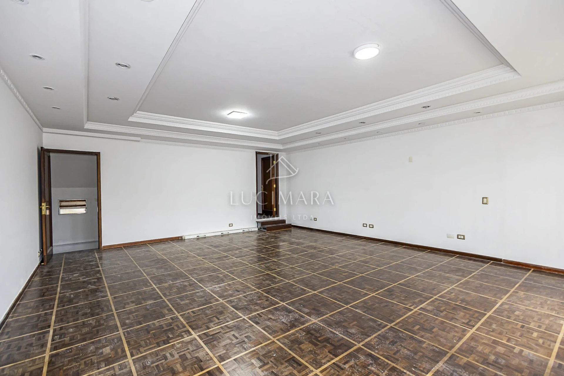 Wood or laminate floors in a 2-bedroom house, 170 m² — photo 13