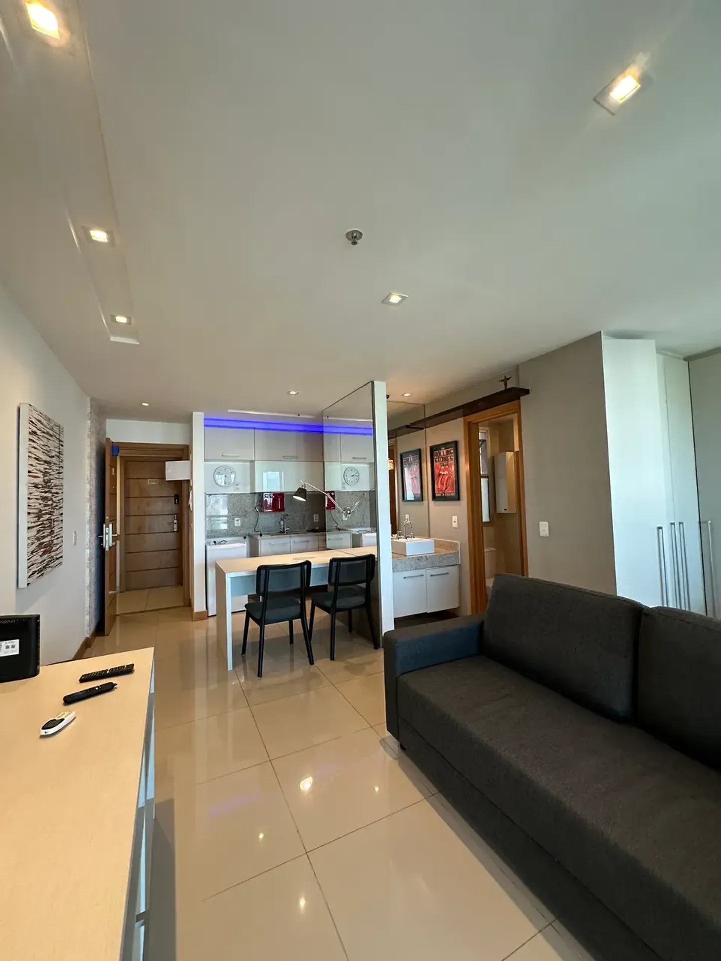 One-bedroom apartment with a mountain view — photo 6