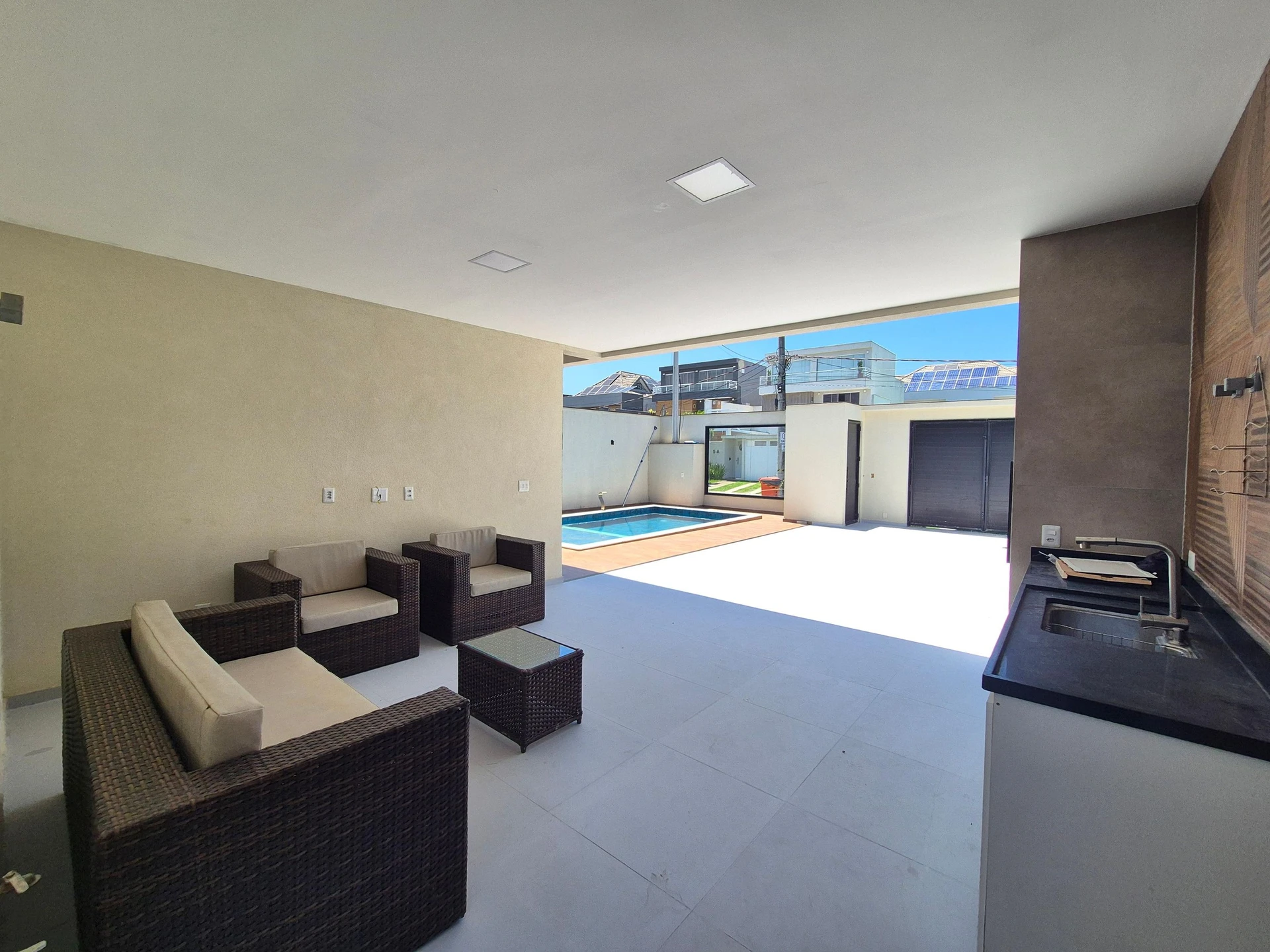 4-bedroom house with a glass-enclosed balcony — photo 67