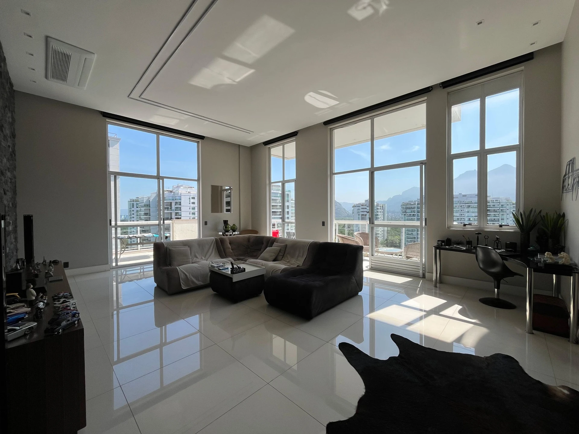 One-bedroom apartment with floor-to-ceiling windows