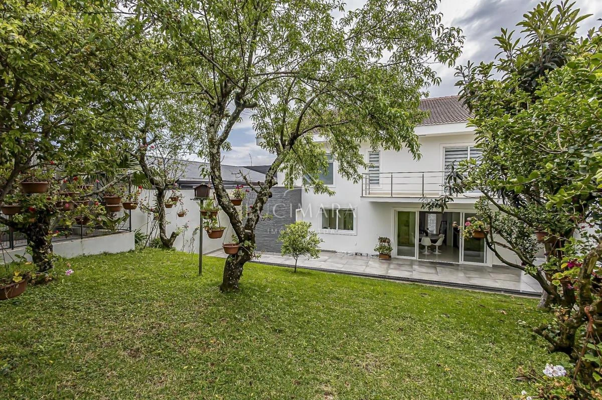 Bathtub in a 4-bedroom house, 400 m² — photo 42