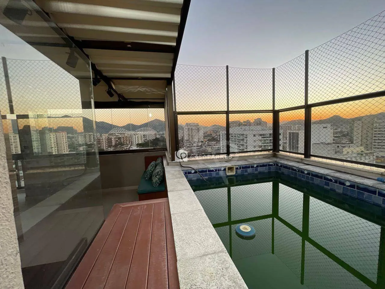 Balcony with a grill in a 3-bedroom apartment, 120 m² — photo 46