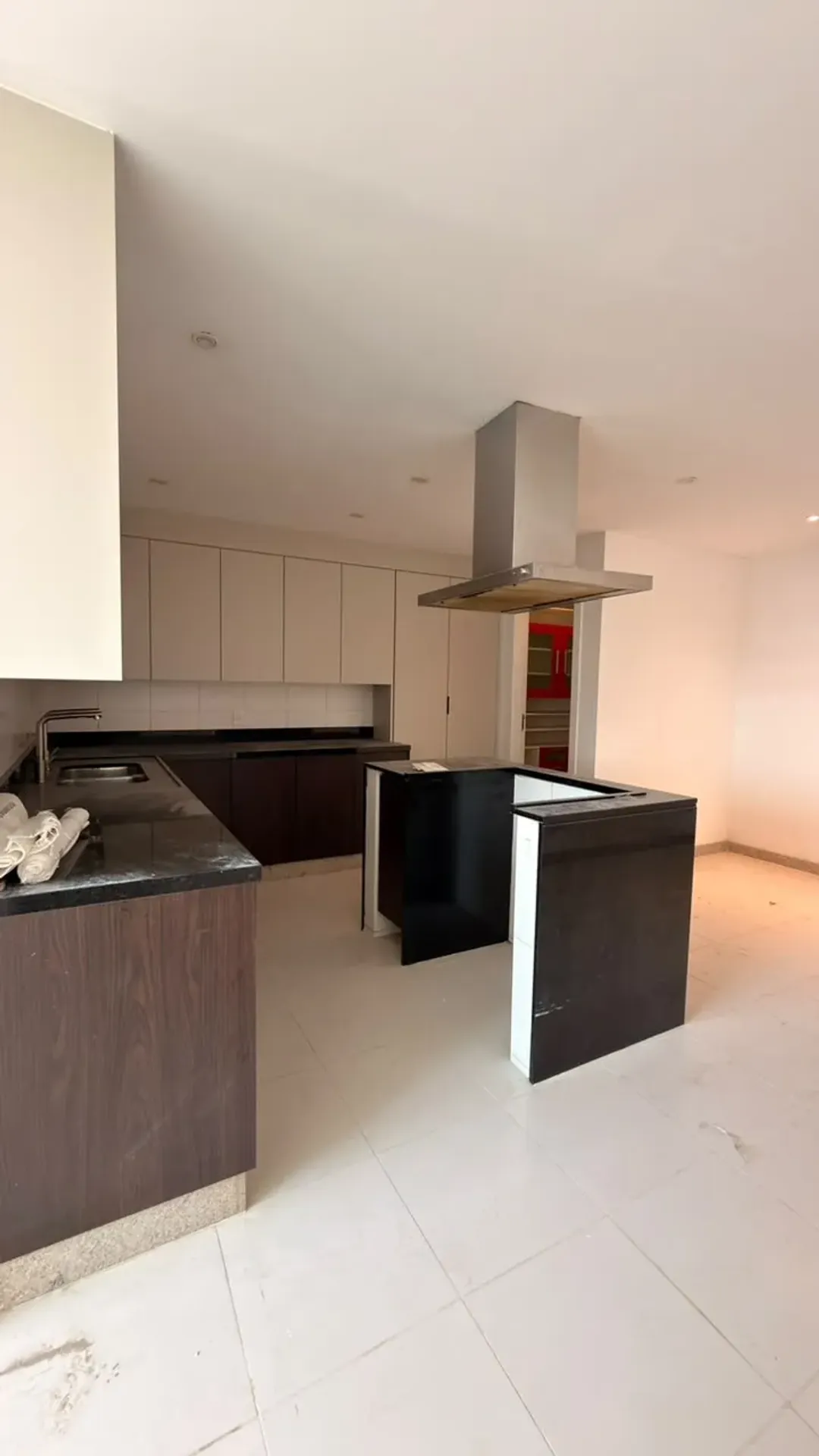 575 m² apartment with 5 en-suite bedrooms and glass balcony — photo 13