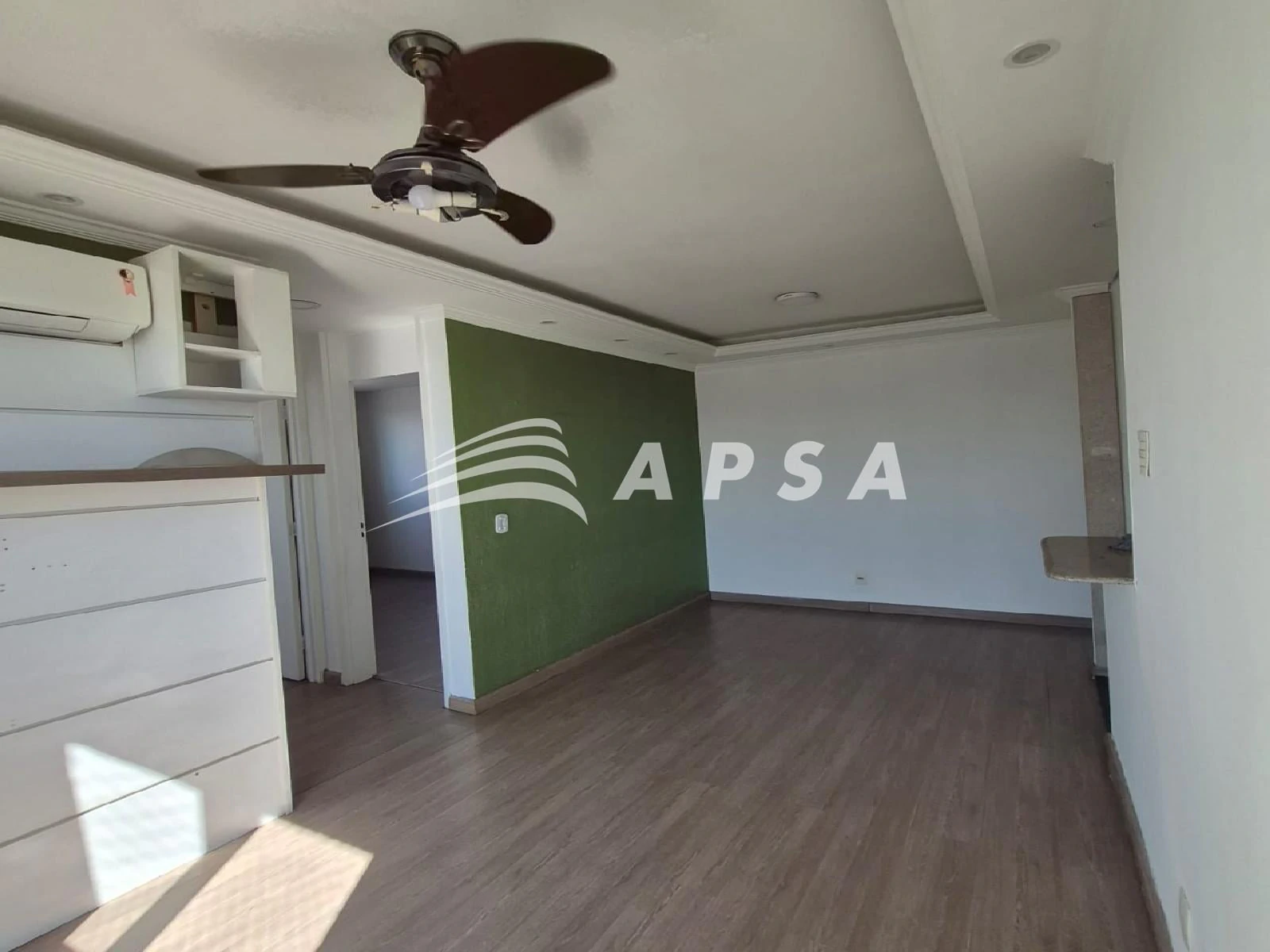 Apartamento de 2 quartos com piso de madeira ou laminado — photo 11