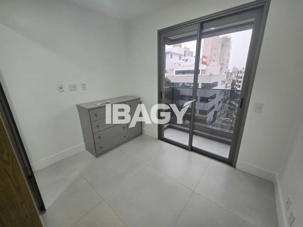 2-bedroom apartment in a building with a gym — photo 4