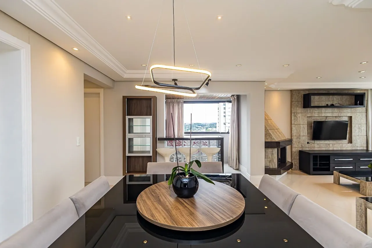 Balcony with a grill in a 4-bedroom apartment, 119 m² — photo 6