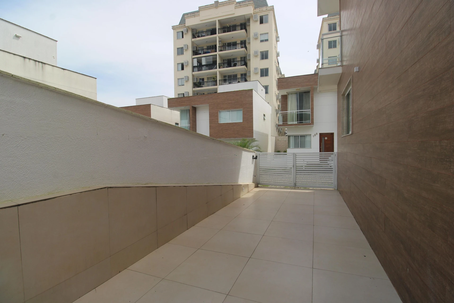 3-bedroom house with a grill on the balcony — photo 13