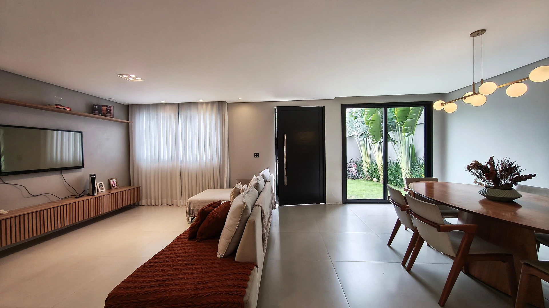 Jacuzzi in a 5-bedroom house, 350 m² — photo 27