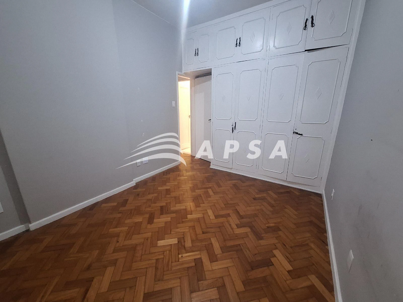Wood or laminate floors in a 4-bedroom apartment, 120 m² — photo 12