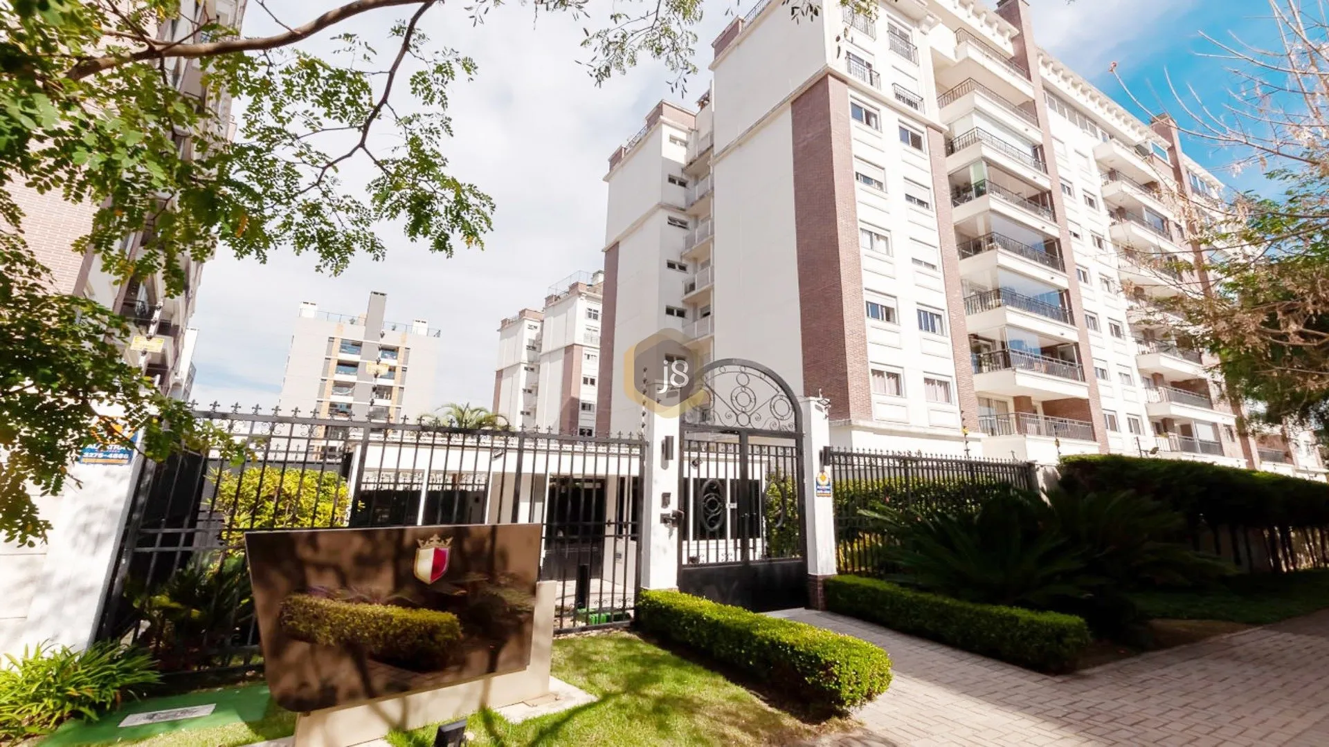 Apartment with 4 bedrooms and a private BBQ — photo 28