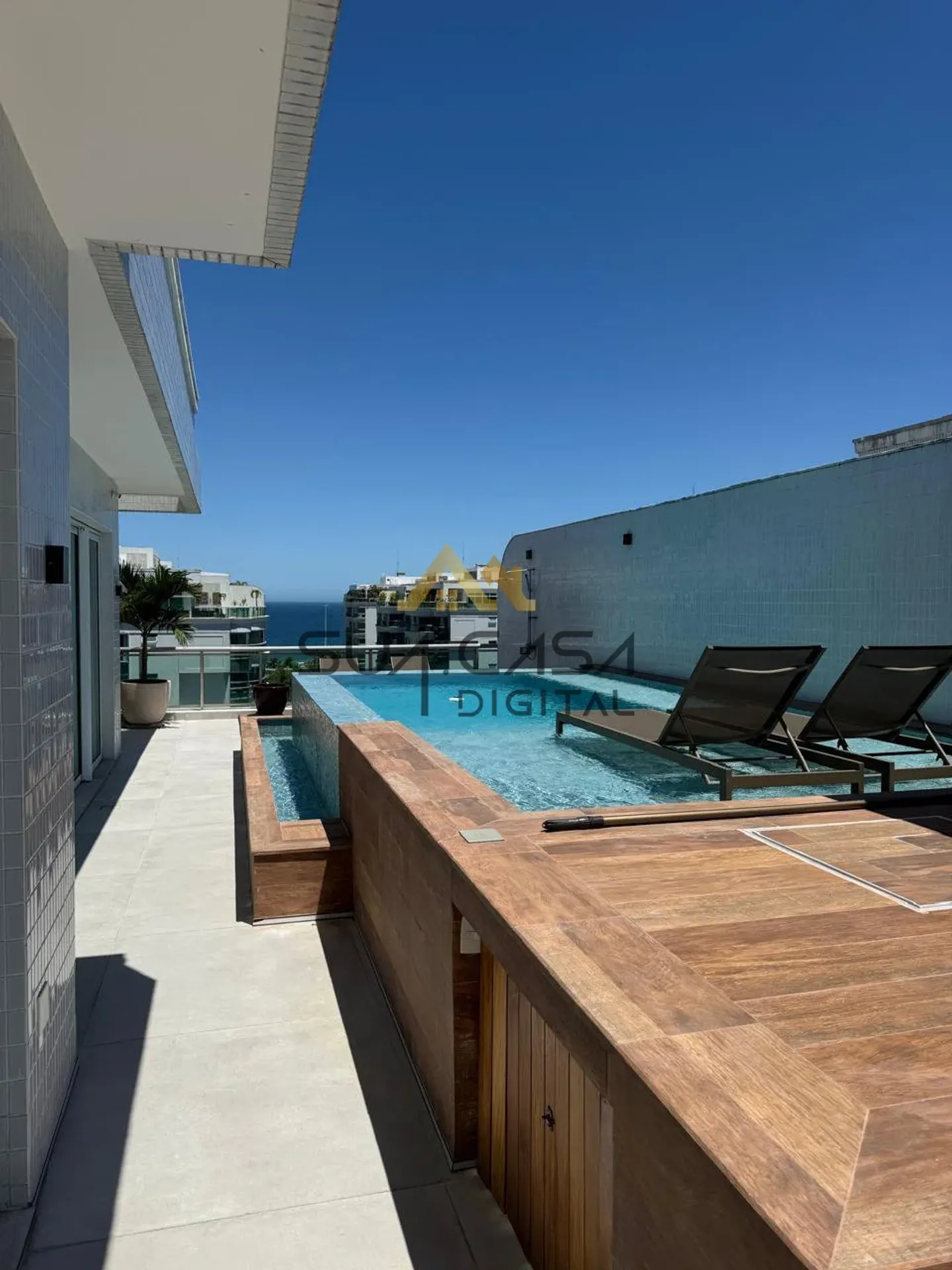 4-bedroom apartment with a water view — photo 7