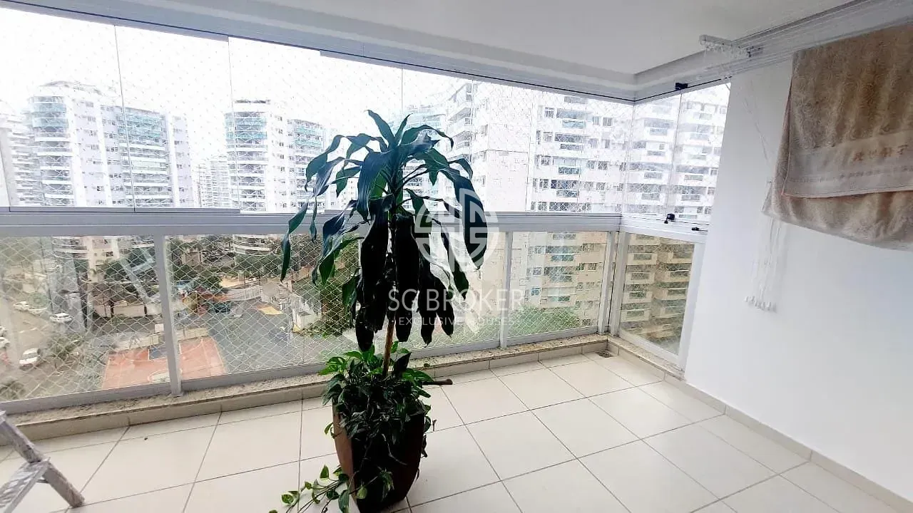 Glass-enclosed balcony in a 3-bedroom apartment, 77 m² — photo 9