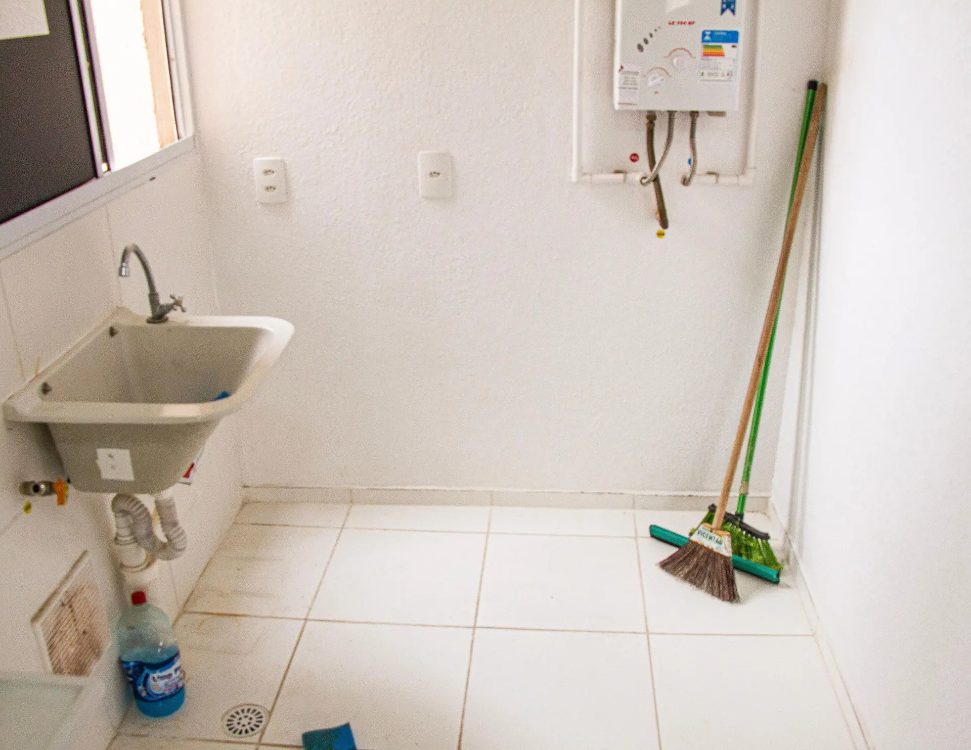 2-bedroom apartment with a glass shower enclosure — photo 6
