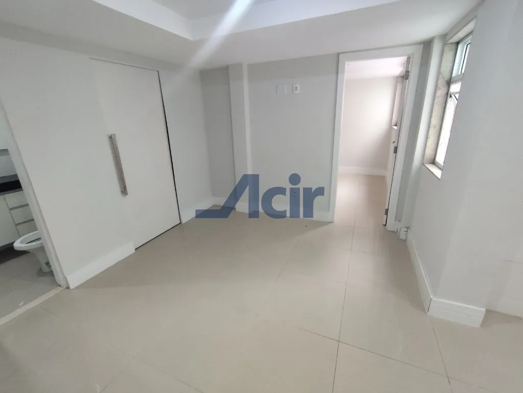 One-bedroom apartment in a building with a gym — photo 17