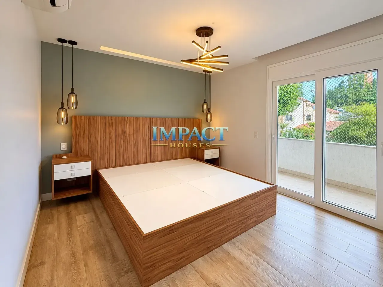 4-bedroom house with a walk-in closet — photo 10