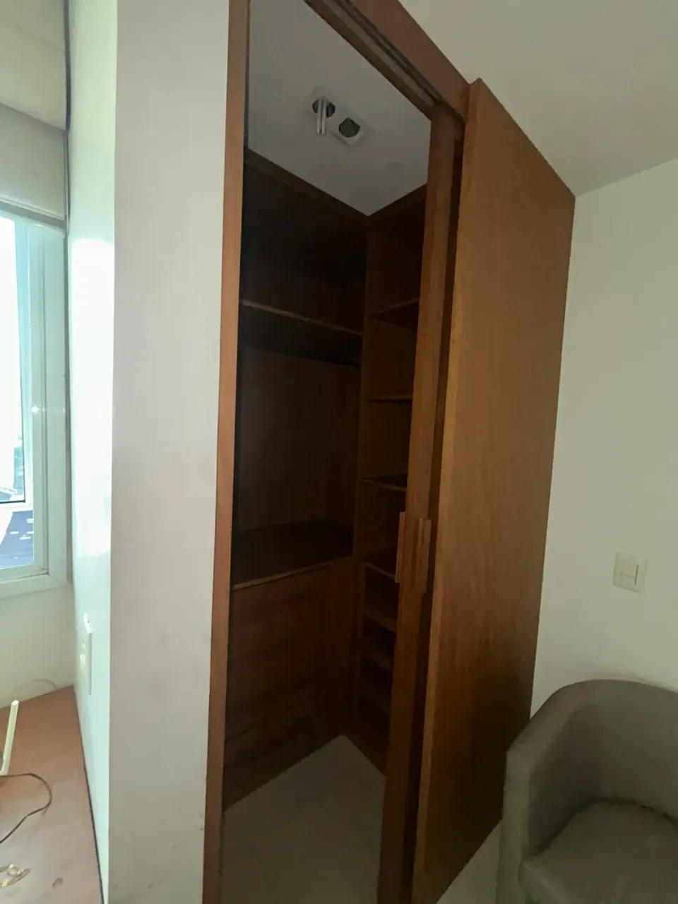 Furnished 1-bedroom apartment with open-plan kitchen — photo 9