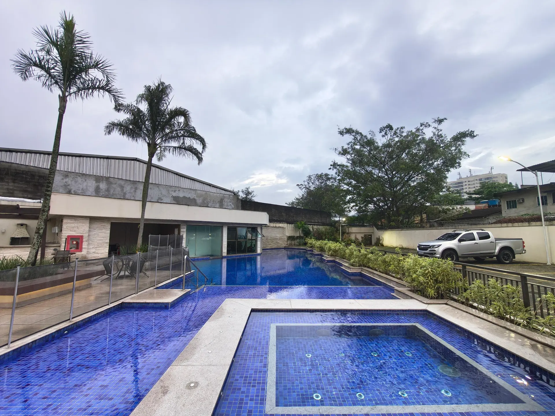 Furnished 1-bedroom apartment with a balcony and pool — photo 25