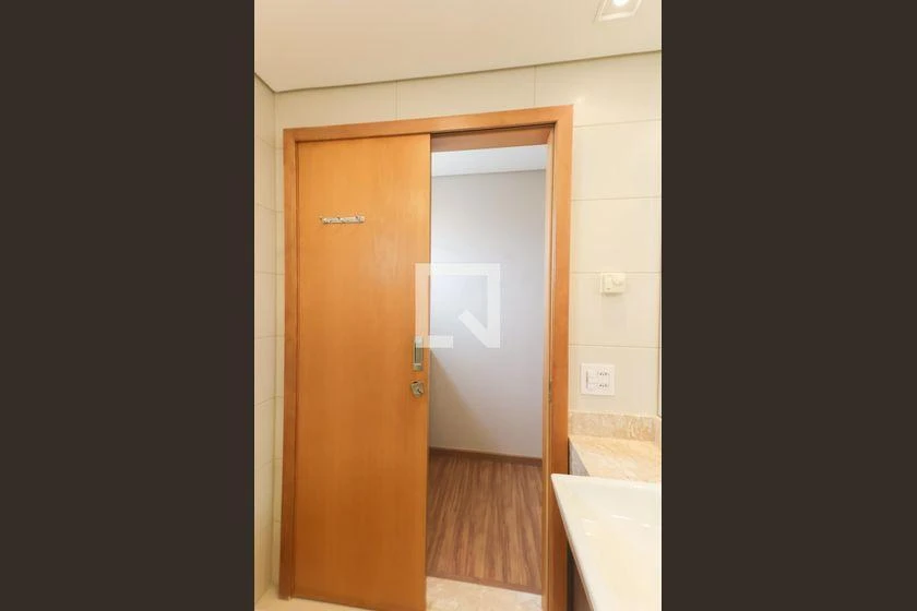 266 m² apartment with a bathtub and a walk-in closet — photo 38