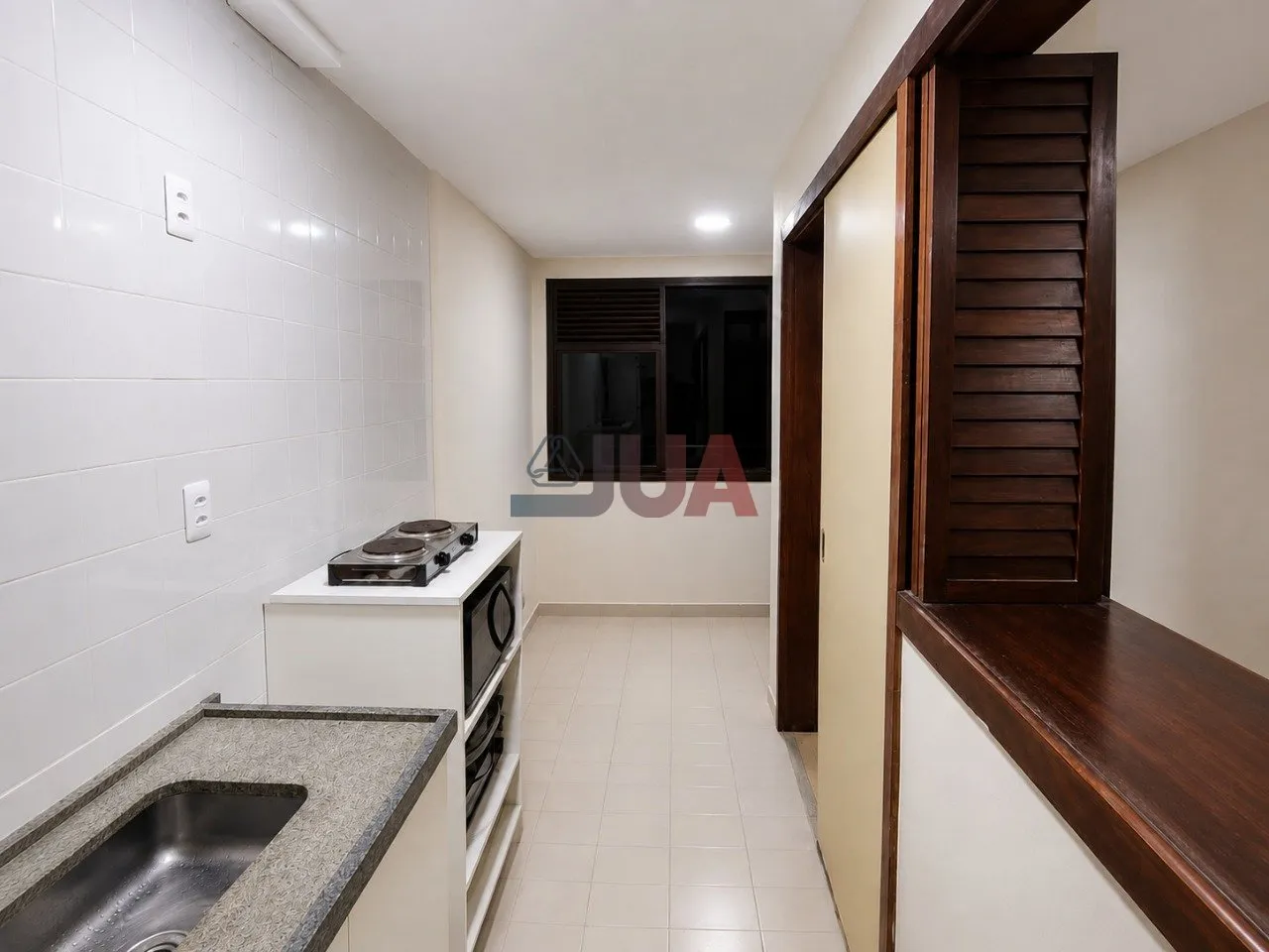 1-bedroom apartment with separate kitchen and 1 parking spot — photo 2