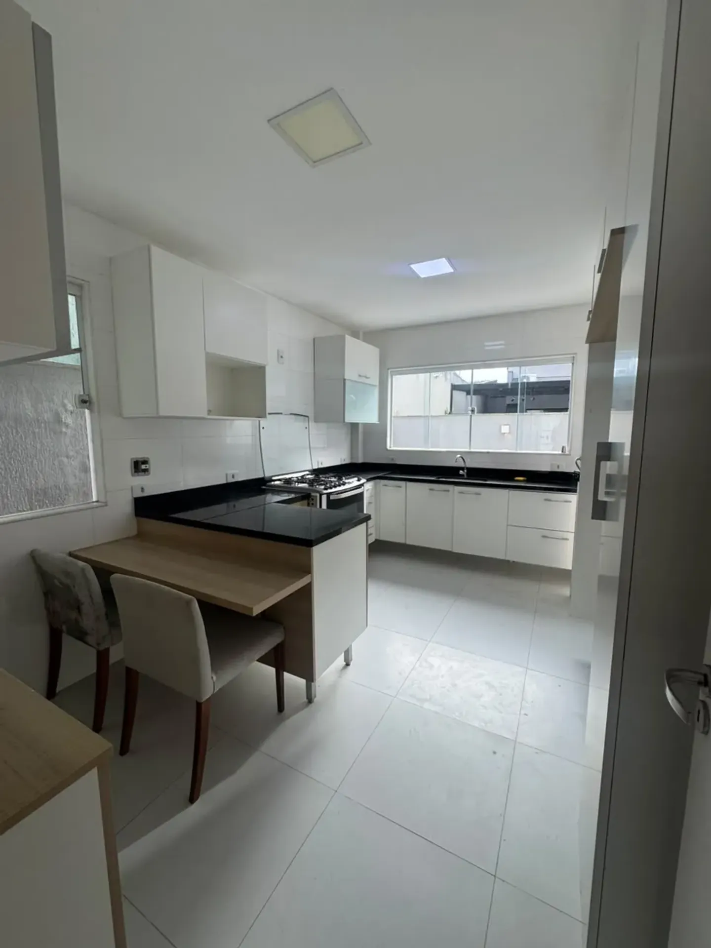 House, 300 m², with floor-to-ceiling windows — photo 21