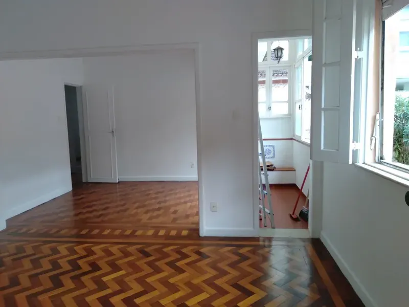 2-bedroom apartment with wood or laminate floors — photo 10