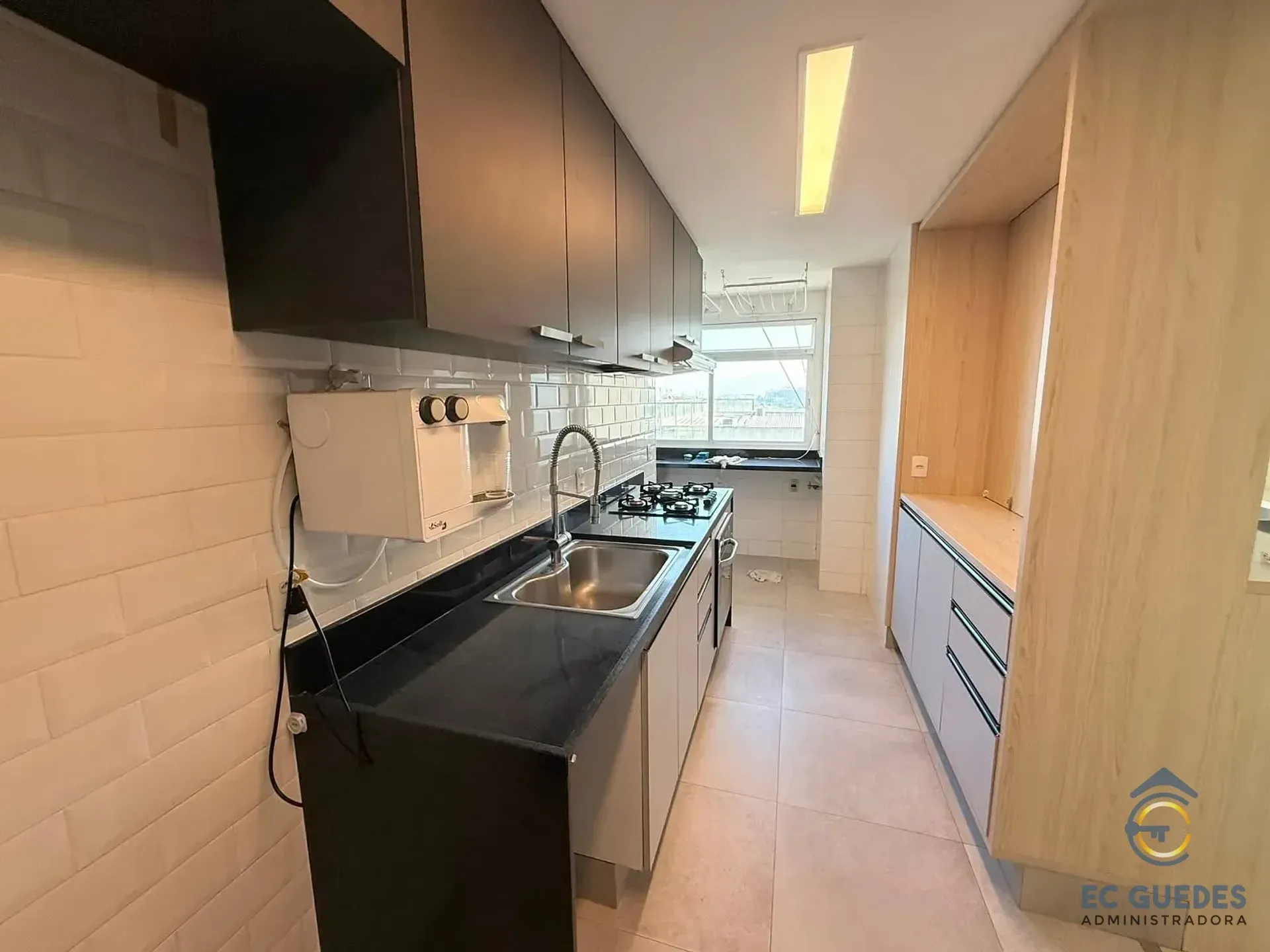 Furnished 3-bedroom apartment with glassed balcony — photo 17
