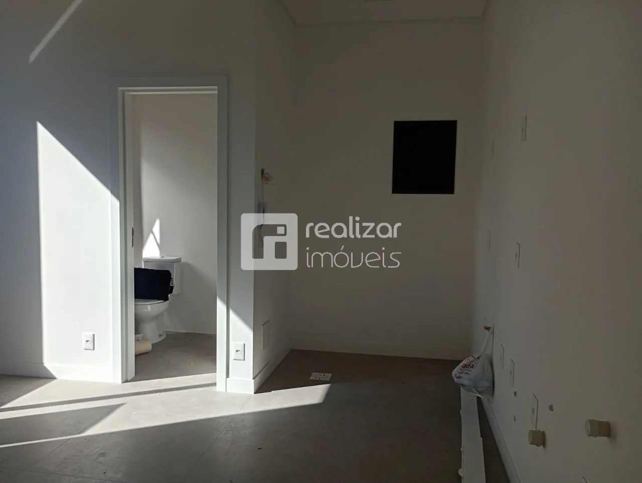 Furnished 1-bedroom apartment with open-plan kitchen — photo 32