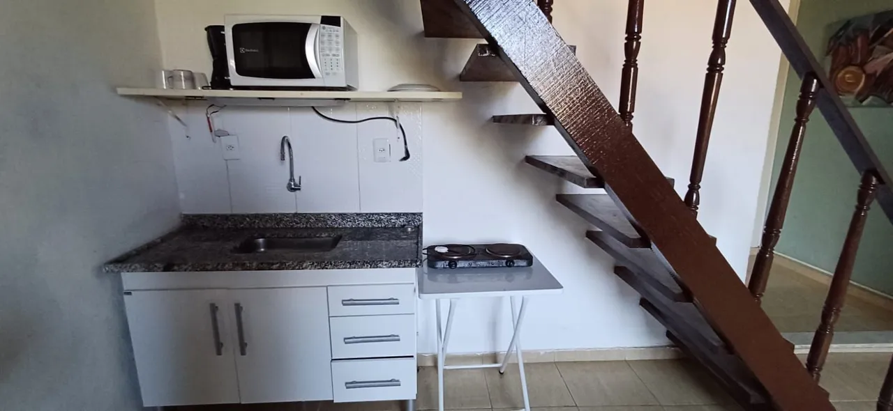 Furnished 1-bedroom loft with a real desk — photo 4