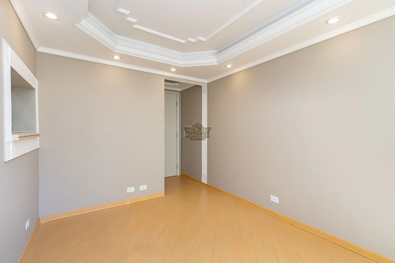 Wood or laminate floors in a 3-bedroom apartment, 86 m² — photo 25