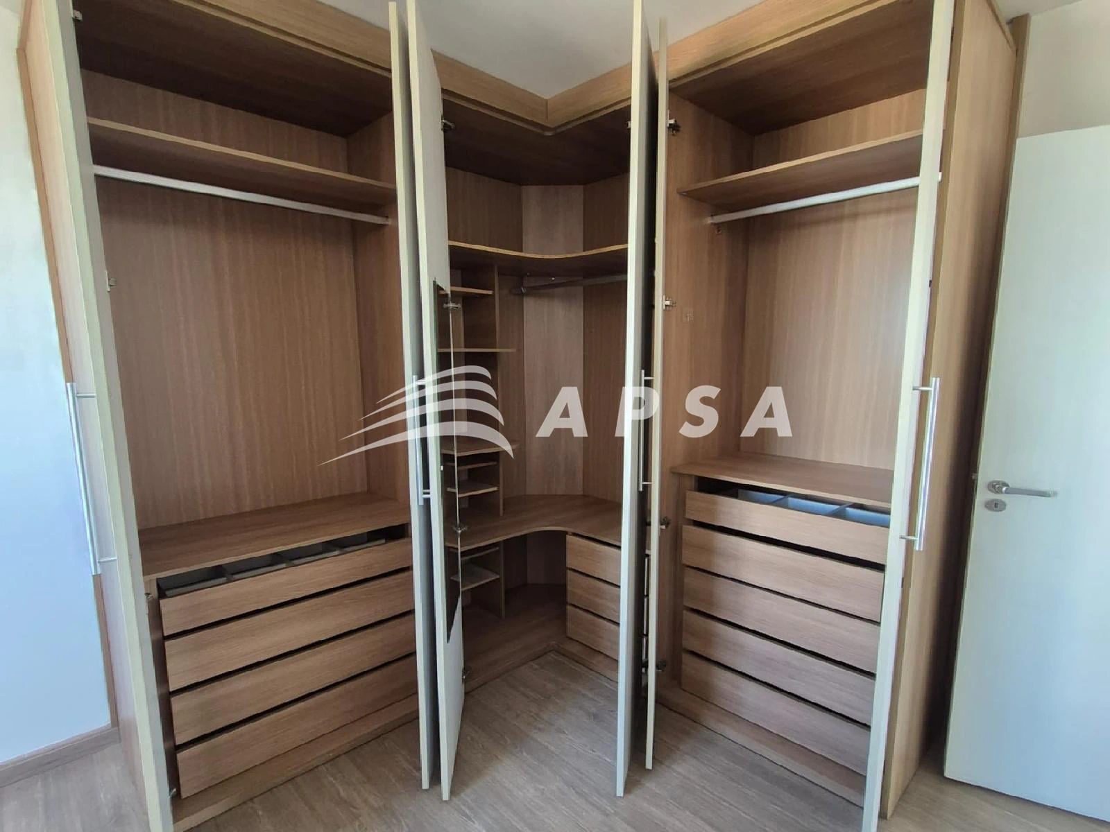 Apartamento de 2 quartos com piso de madeira ou laminado — photo 21